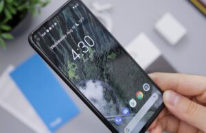 20 HP Android di Bawah 2 Juta Terbaik September 2024: Pilihan Terjangkau dengan Fitur Mumpuni person holding black android smartphone