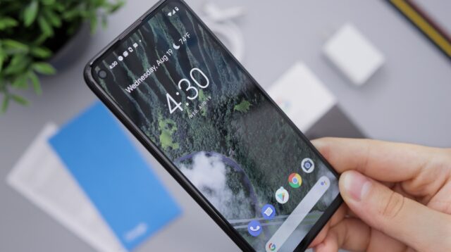 20 HP Android di Bawah 2 Juta Terbaik September 2024: Pilihan Terjangkau dengan Fitur Mumpuni person holding black android smartphone