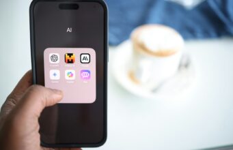 Cara Membuat ChatGPT Sendiri Menggunakan Ollama untuk Windows, Mac OS, dan Linux a person holding a cell phone in their hand